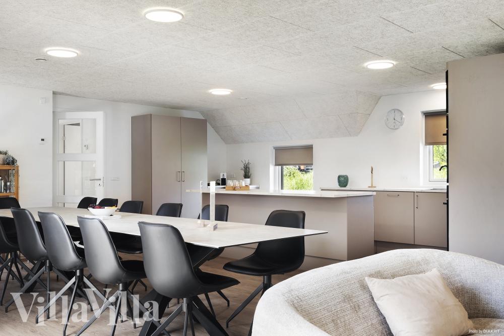Det stora ljusa vardagsrummet i lyxstuga nr 557 för 14.
