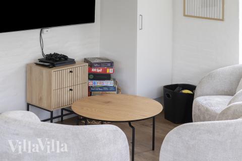 Lyxstuga 557 för 14 personer har ett stort aktivitetsrum med bl.a. biljard och dart