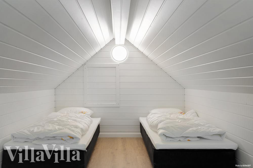 Några av de 14 sovplatserna finns på loftet i lyxstuga nr 557
