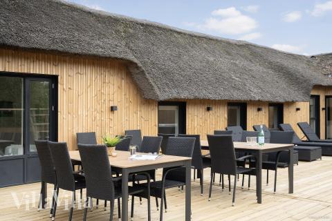 Njut av en grillkväll på terrassen i lyxstuga nr 557 i Vestjylland