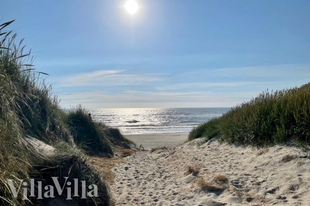 Den vackra stranden i närheten av lyxhus 557 vid Vestjylland.