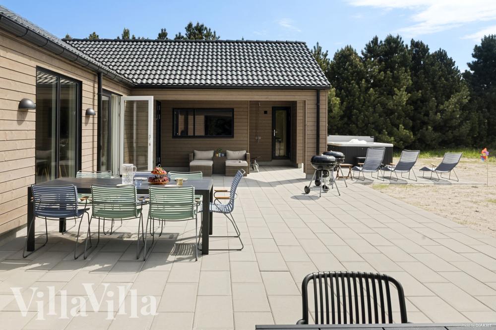 Lyxstuga nr 934 har en härlig terrass med sköna trädgårdsmöbler för 26 personer.