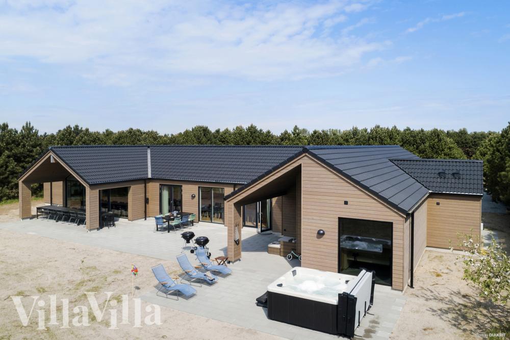 Njut av en grillkväll på terrassen i lyxstuga nr 934 i Lolland/Falster/Møn
