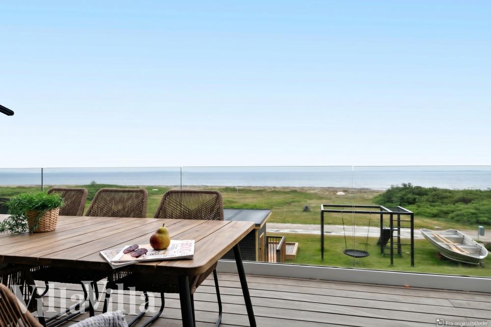 Stor terrass i lyxstuga nr 606 i Østjylland.