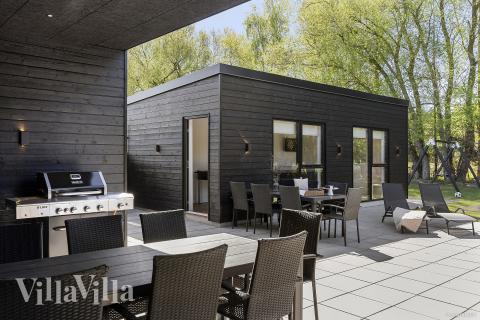 Njut av en grillkväll på terrassen i lyxstuga nr 979 i Østjylland