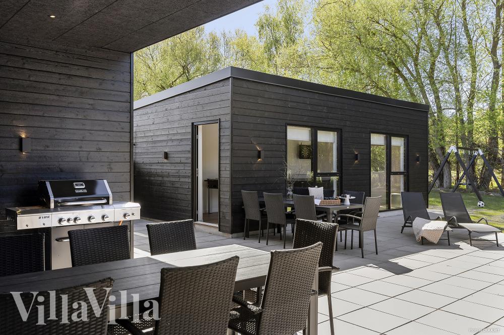 Njut av en grillkväll på terrassen i lyxstuga nr 979 i Østjylland