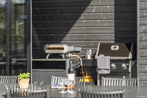 Lyxstuga nr 977 har en härlig terrass med sköna trädgårdsmöbler för 10 personer.