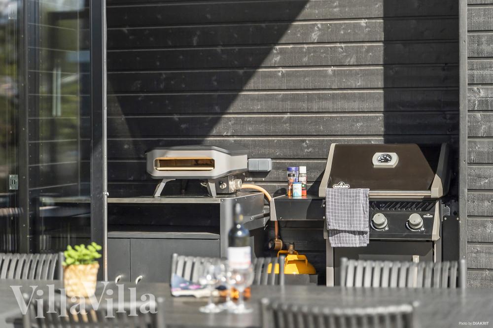 Lyxstuga nr 977 har en härlig terrass med sköna trädgårdsmöbler för 10 personer.