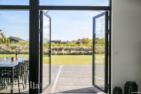 Njut av en grillkväll på terrassen i lyxstuga nr 977 i Nordjylland