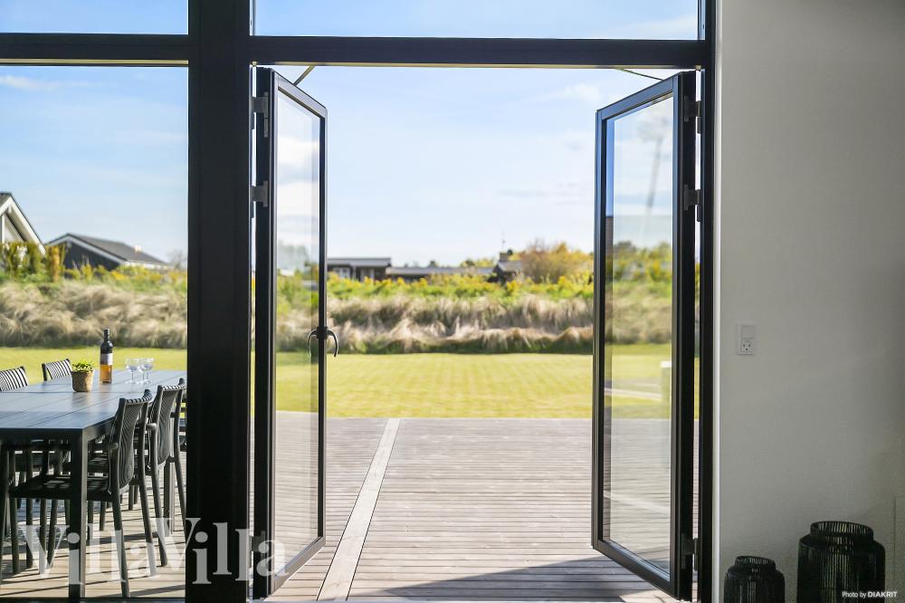 Njut av en grillkväll på terrassen i lyxstuga nr 977 i Nordjylland