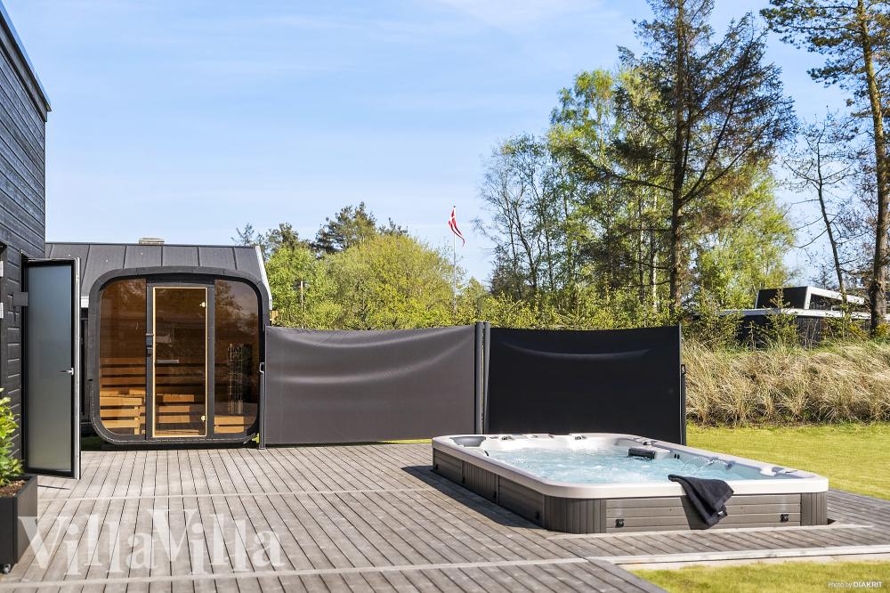 På terrassen i sommarhus nr 977 finns det plats för upp till 10 gäster.