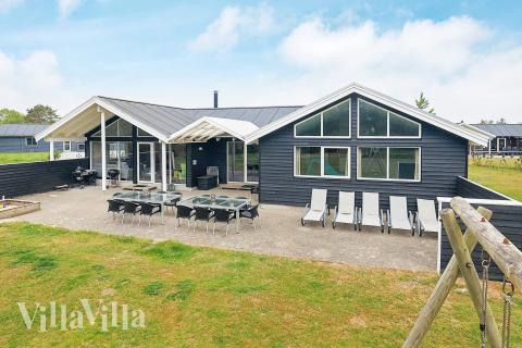 Den praktfulla poolstugan nr 295 med plats för 18 personer ligger i Nordjylland