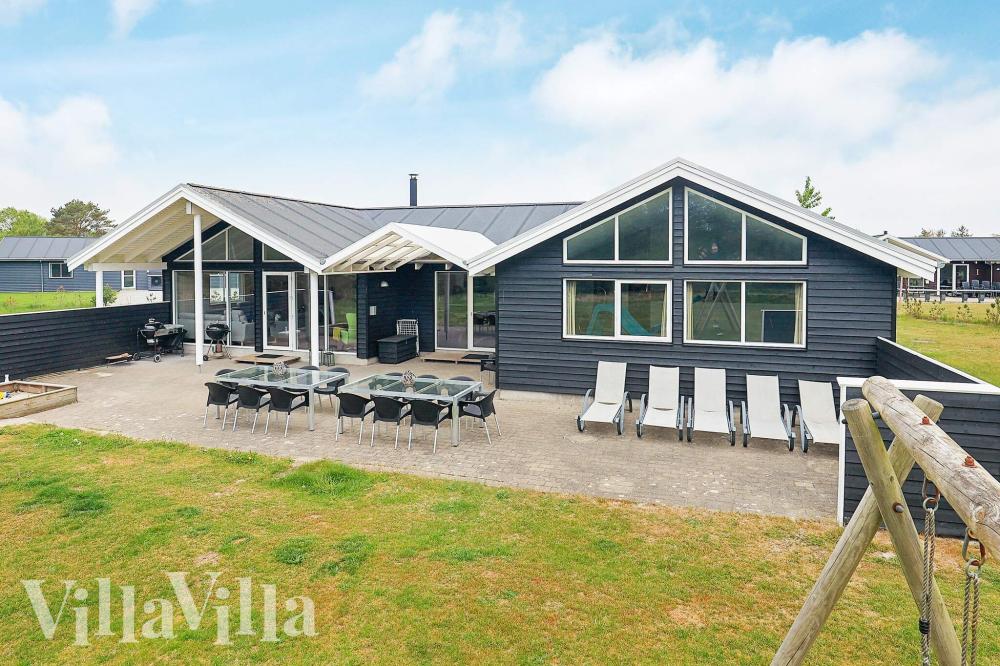 Den praktfulla poolstugan nr 295 med plats för 18 personer ligger i Nordjylland