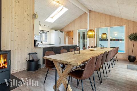 Det stora ljusa vardagsrummet i lyxstuga nr 295 för 18.