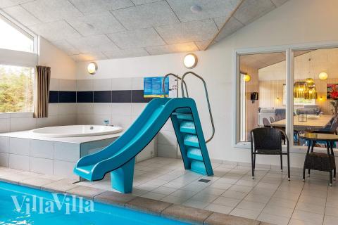 Den härliga poolen i lyxstuga nr 295 för 18 personer