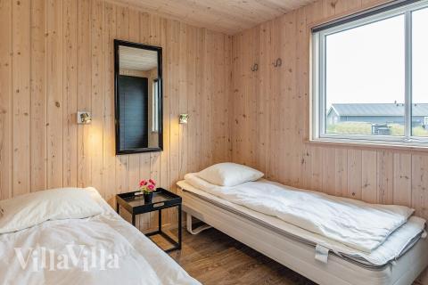 Ett av de 7 utmärkta sovrummen i lyxstuga nr 295 i Nordjylland.