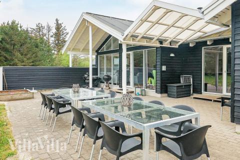 Njut av en grillkväll på terrassen i lyxstuga nr 295 i Nordjylland