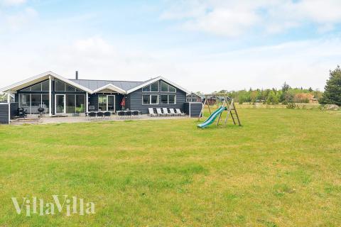 Den tjusiga sommarstugan nr 295 med gott om plats för upp till 18 personer