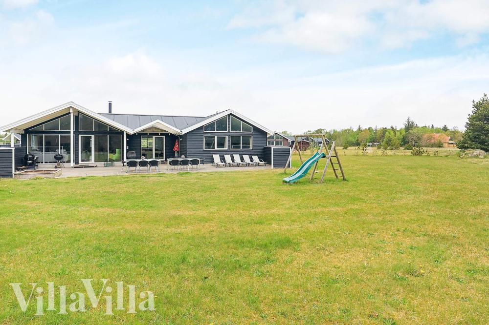 Den tjusiga sommarstugan nr 295 med gott om plats för upp till 18 personer