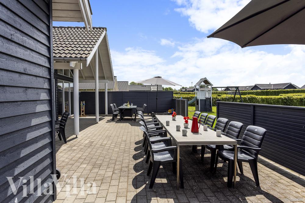 Njut av en grillkväll på terrassen i lyxstuga nr 338 i Fyn och öar