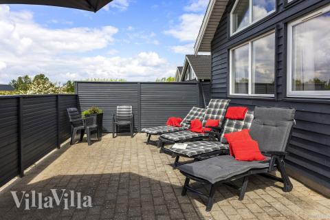 På terrassen i sommarhus nr 338 finns det plats för upp till 16 gäster.