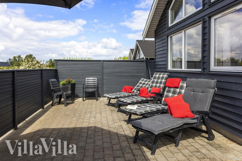 På terrassen i sommarhus nr 338 finns det plats för upp till 16 gäster.