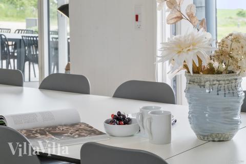 Vardagsrummet i lyxstuga nr. 922 har plats för 14 personer.