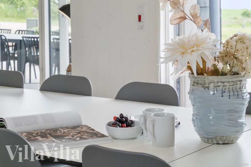 Vardagsrummet i lyxstuga nr. 922 har plats för 14 personer.