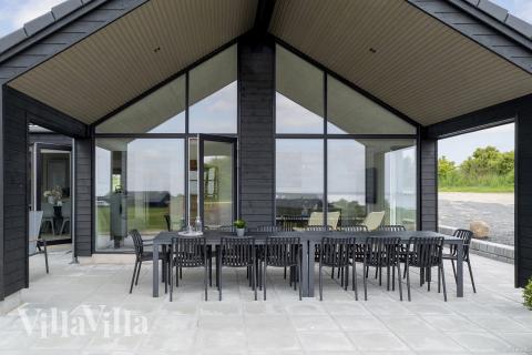 På terrassen i sommarhus nr 922 finns det plats för upp till 14 gäster.