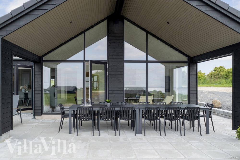 På terrassen i sommarhus nr 922 finns det plats för upp till 14 gäster.