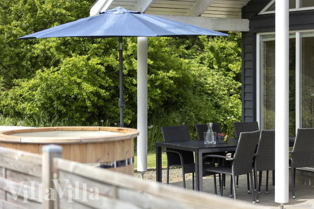 Lyxstuga nr 255 har en härlig terrass med sköna trädgårdsmöbler för 18 personer.