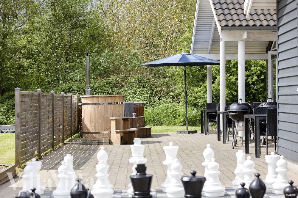 Njut av en grillkväll på terrassen i lyxstuga nr 255 i Sydjylland