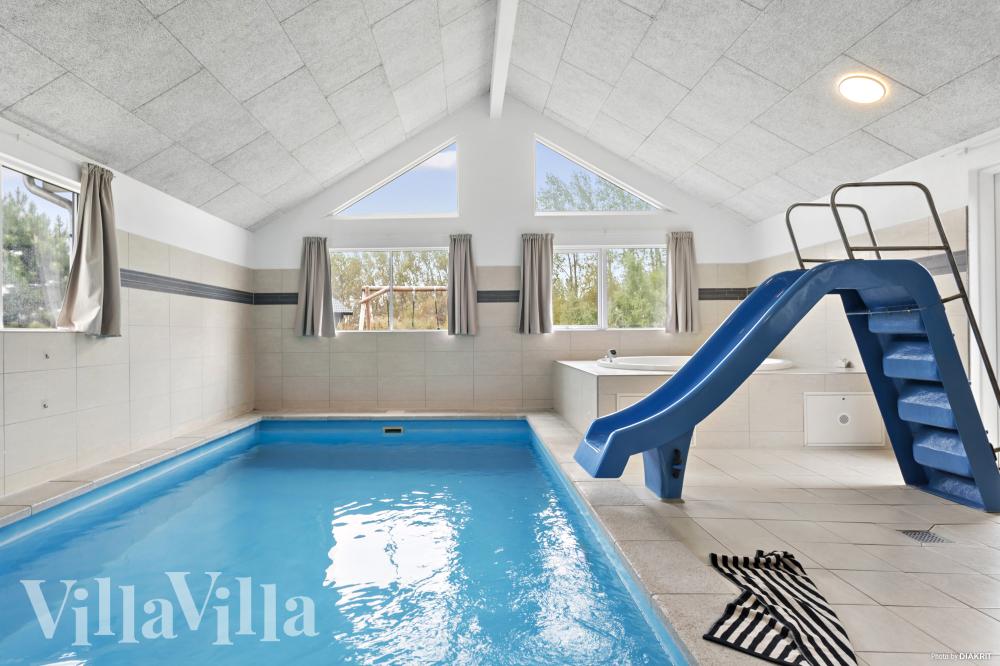 Sommarstuga 314 är inredd med en smakfull poolavdelning som har vattenrutschbana, ett stort inbyggt spapad och bastu