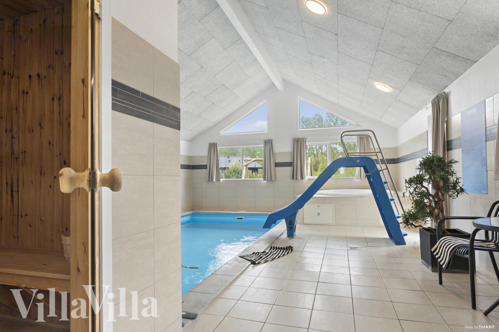 Den härliga poolen i lyxstuga nr 314 för 20 personer