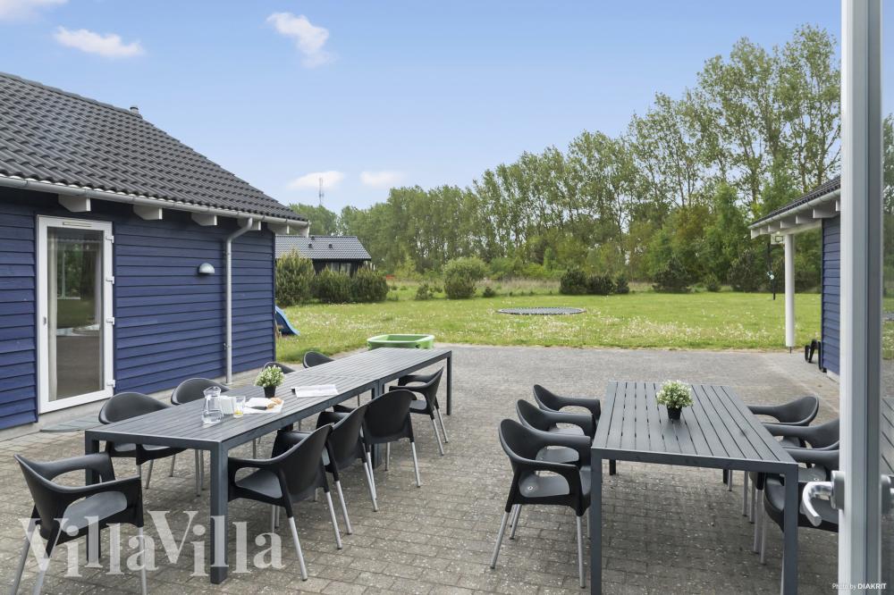 Lyxstuga nr 314 har en härlig terrass med sköna trädgårdsmöbler för 20 personer.
