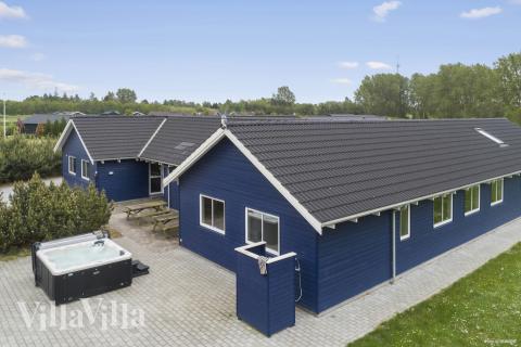 Den praktfulla poolstugan nr 314 med plats för 20 personer ligger i Lolland/Falster/Møn