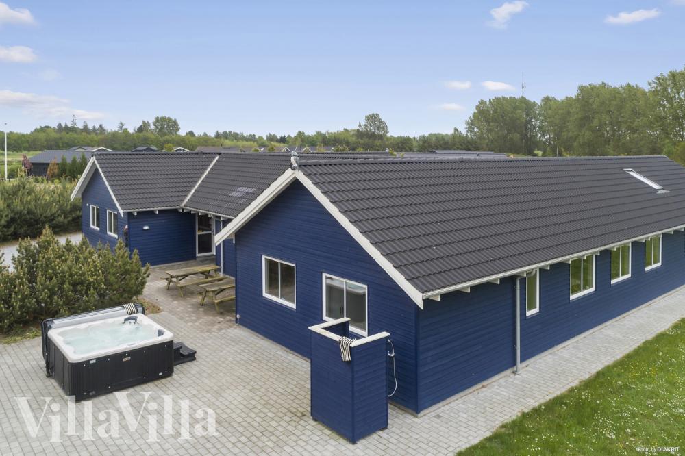 Den praktfulla poolstugan nr 314 med plats för 20 personer ligger i Lolland/Falster/Møn