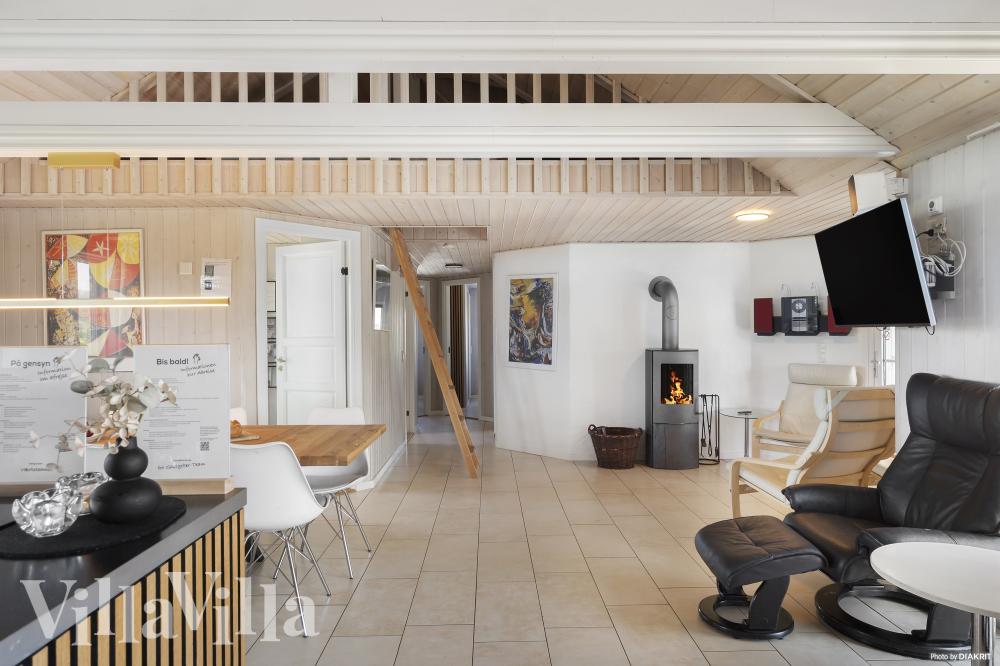 Det stora ljusa vardagsrummet i lyxstuga nr 675 för 15.