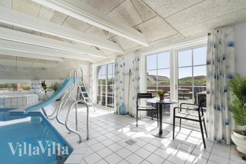 Det finns pool och 5 sovrum i lyxstuga nr  675.