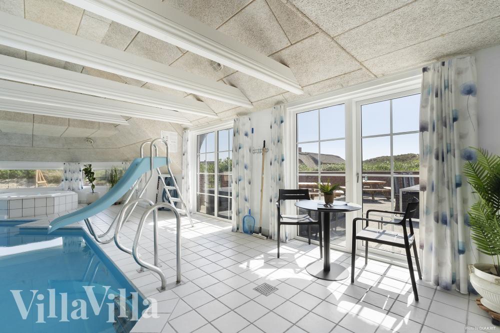 Det finns pool och 5 sovrum i lyxstuga nr  675.
