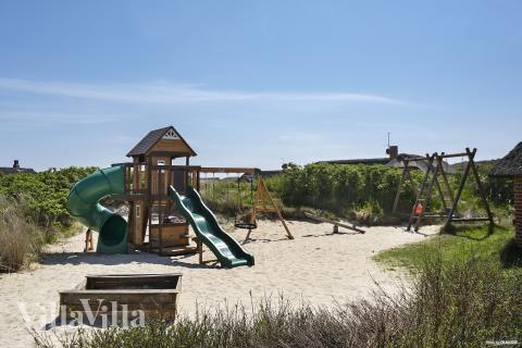 Till den trevliga sommarstugan nr 675 i Vestjylland erbjuds en mängd utomhusaktiviteter, t.ex. lektorn och gungor