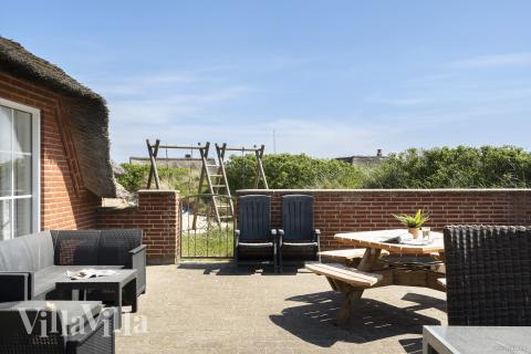 Njut av en grillkväll på terrassen i lyxstuga nr 675 i Vestjylland