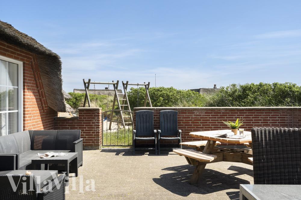 Njut av en grillkväll på terrassen i lyxstuga nr 675 i Vestjylland