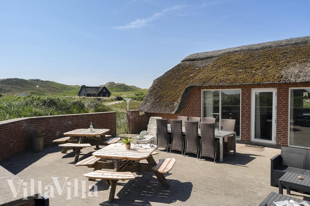 På terrassen i sommarhus nr 675 finns det plats för upp till 15 gäster.