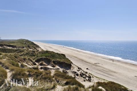 Stranden i närheten av lyxhus 675.