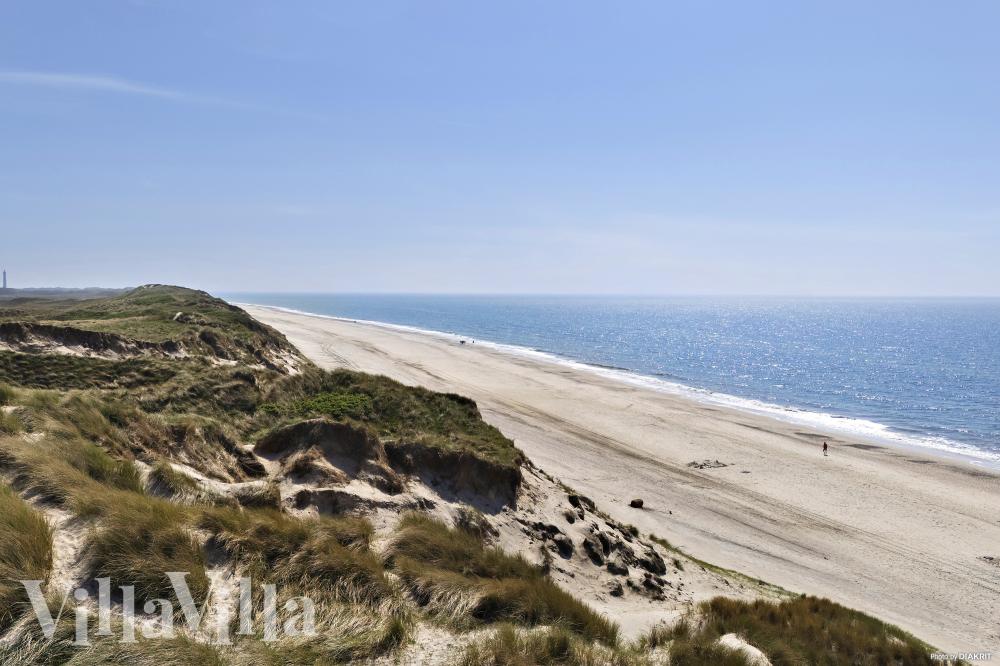 Stranden i närheten av lyxhus 675.