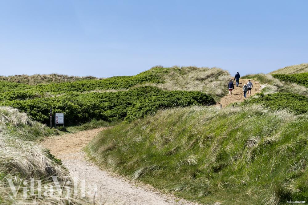 Den vackra stranden i närheten av lyxhus 675 vid Vestjylland.