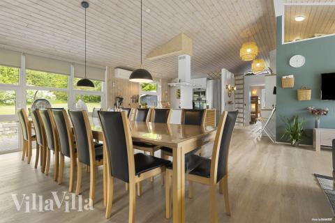 Det stora ljusa vardagsrummet i lyxstuga nr 964 för 12.