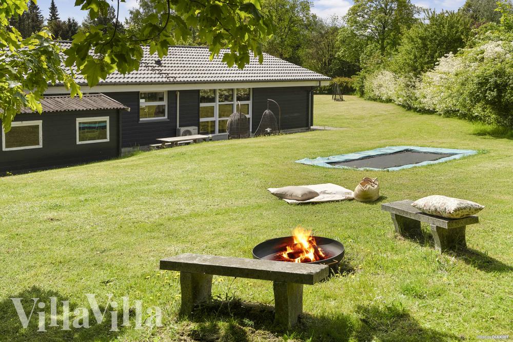 Till den trevliga sommarstugan nr 964 i Østjylland erbjuds en mängd utomhusaktiviteter, t.ex. lektorn och gungor