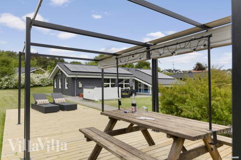 På terrassen i sommarhus nr 964 finns det plats för upp till 12 gäster.